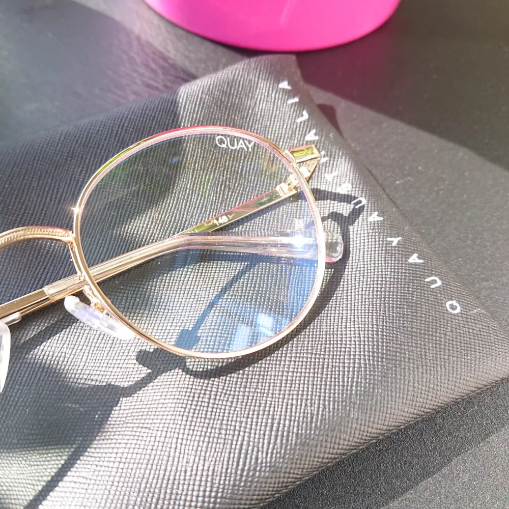 Solglasögon i modellen I See You från märket Quay Australia. Gold/clear blue light lens. I nyskick! . Accessoarer.