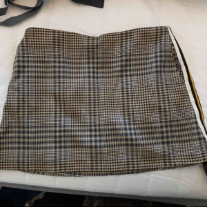  - Cool vintage-aktiv kjol inköpt på urban outfitters. Storlek M men passar även en S.