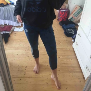  - Snygga adidasleggings i använd skick. Säljer även tillkommande tröja.  Frakt tillkommer🌸