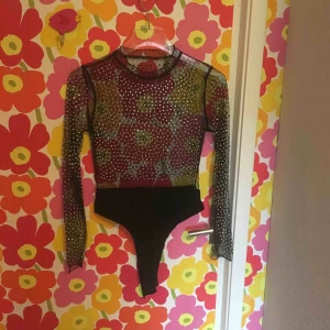  - I denna blir du festens höjdpunkt! Strassbody i gott skick. Riktig godbit som söker nytt hem!