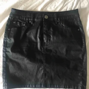  - Coated kjol, använd ett fåtal gånger. 