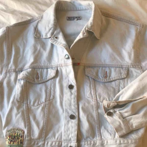  - Jeansjacka stl XL passar mindre storlek med  Inga slitningar och mycket fint skick
