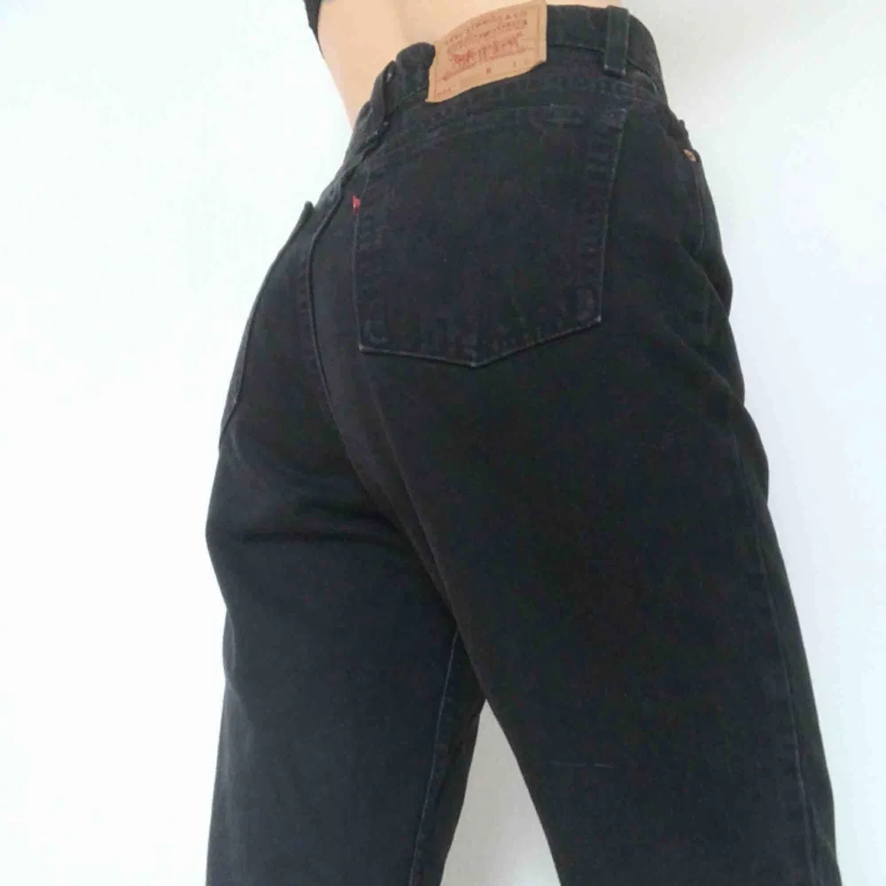 Snygga gråsvarta levis jeans i modellen 521. Jeansen är raka i modellen som ni kan se om ni kollar på bild 3. Frakten ligger på 50 kr. Jeans & Byxor.