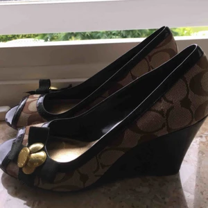  - Äkta coach skor, aldrig använda. Storlek 37.  Kan frakta el mötas upp i Malmö el lundatrakterna. Hör av er vid övriga frågor.