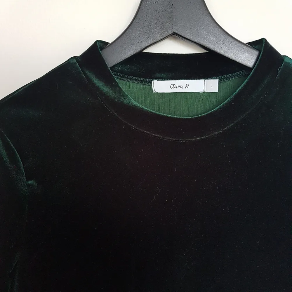 Grön sammetsklänning från Clara Henrys märke. Knappt använd så i bra skick🌿. Klänningar.
