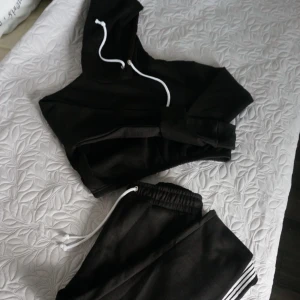  - Oanvänt svart mjukis-set i stl 38. Lapp kvar. Sjukt snyggt set som tyvärr slutade passa innan jag hann använda det🌸