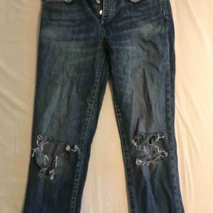  - Ett par jeans från Gina Tricot som är i storlek 36