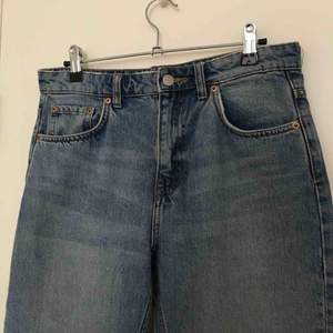 Seattle week blue jeans (slim/ straight fit) från Weekday. Köpta som 28/30 men passar 27-26/30. 