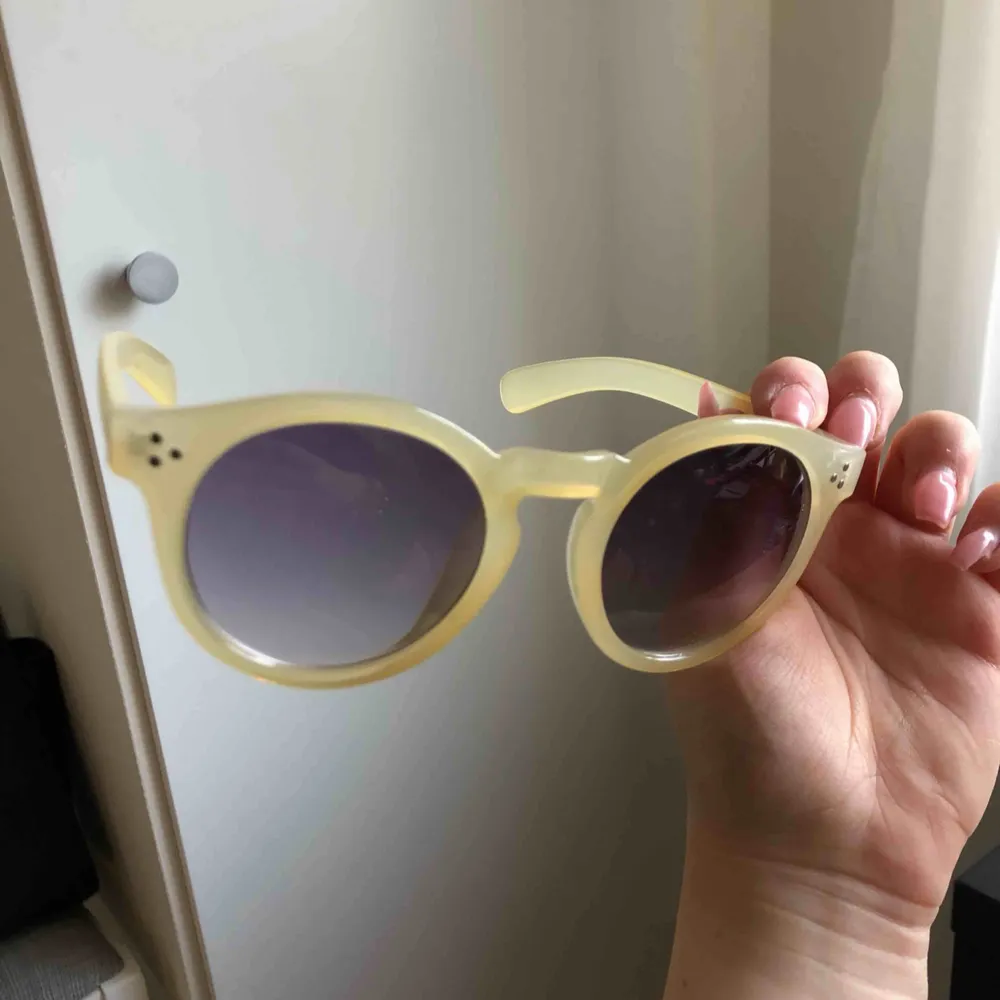 Gula fina solbrillor ifrån bikbok Använt typ 2 gånger då jag ej passar i dem . Övrigt.