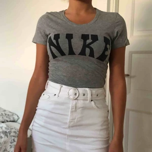  - Grå snygg T-shirt från märket Nike i storlek XS. Tröjan är i nyskick förutom att det finns en fettfläck längst ner vid sömmen. Denna går att tvätta bort och det är inte svårt att dölja den. Kan mötas upp i Lund eller så står du som köpare för frakt ❤️