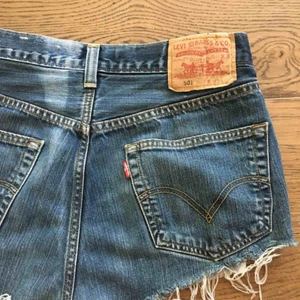  - Shorts från Levis. Midjan är runt strlk 25/26 