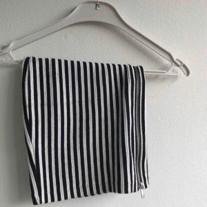  - Randig kjol med dragkedja hela vägen 