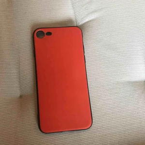  - detta är ett skal till iPhone 7 och det ändrar färg beroende på hur varmt det är ute, den passar till iPhone 7 & 8 :) original pris: 100 aldrig använt så sänkt 20kr 