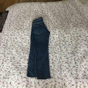 Mörkblå lender jeans från Lager 157. Aldrig använda med lappen kvar. Nypris 300kr. Lite kortare nertill med jättesnygg klippning där jeansen slutar. Frakt tillkommer.