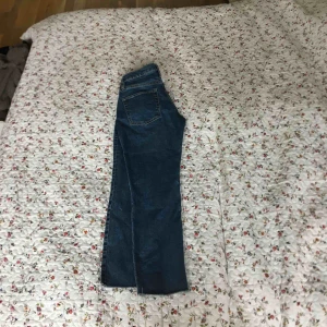  - Mörkblå lender jeans från Lager 157. Aldrig använda med lappen kvar. Nypris 300kr. Lite kortare nertill med jättesnygg klippning där jeansen slutar. Frakt tillkommer.