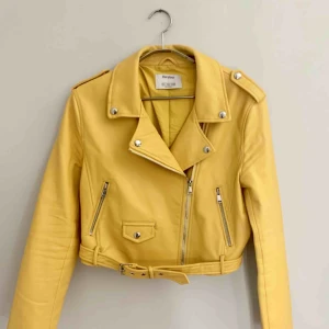  - 🌈 GÖR TOTALRENSNING AV JACKOR PGA FLYTT 🌈    Superball skinnjacka i gul och kortare modell från Bershka. Använd fåtal gånger.  Kan mötas upp i Uppsala, Stockholm eller fraktas.