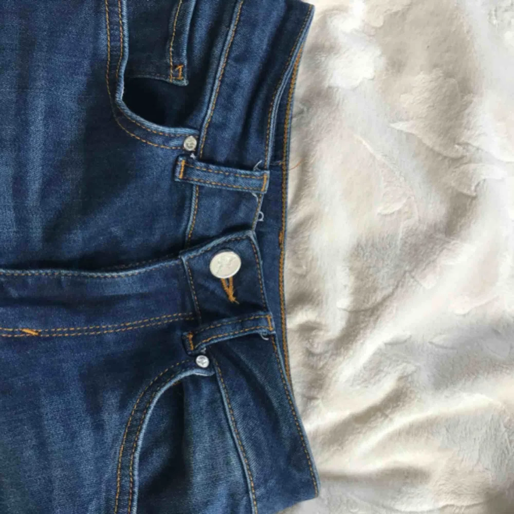 Blåa bootcut-jeans från bikbok säljer pga för korta. Jeans & Byxor.