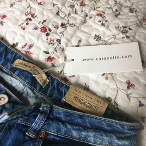  - Ripped jeans från Chiquelle. Aldrig använda med lappen kvar. Säljer för att de varken är min stil eller passar mig. Lite tunnare material så passar nu till sommaren!! Nypris ca. 500kr. Frakt tillkommer.