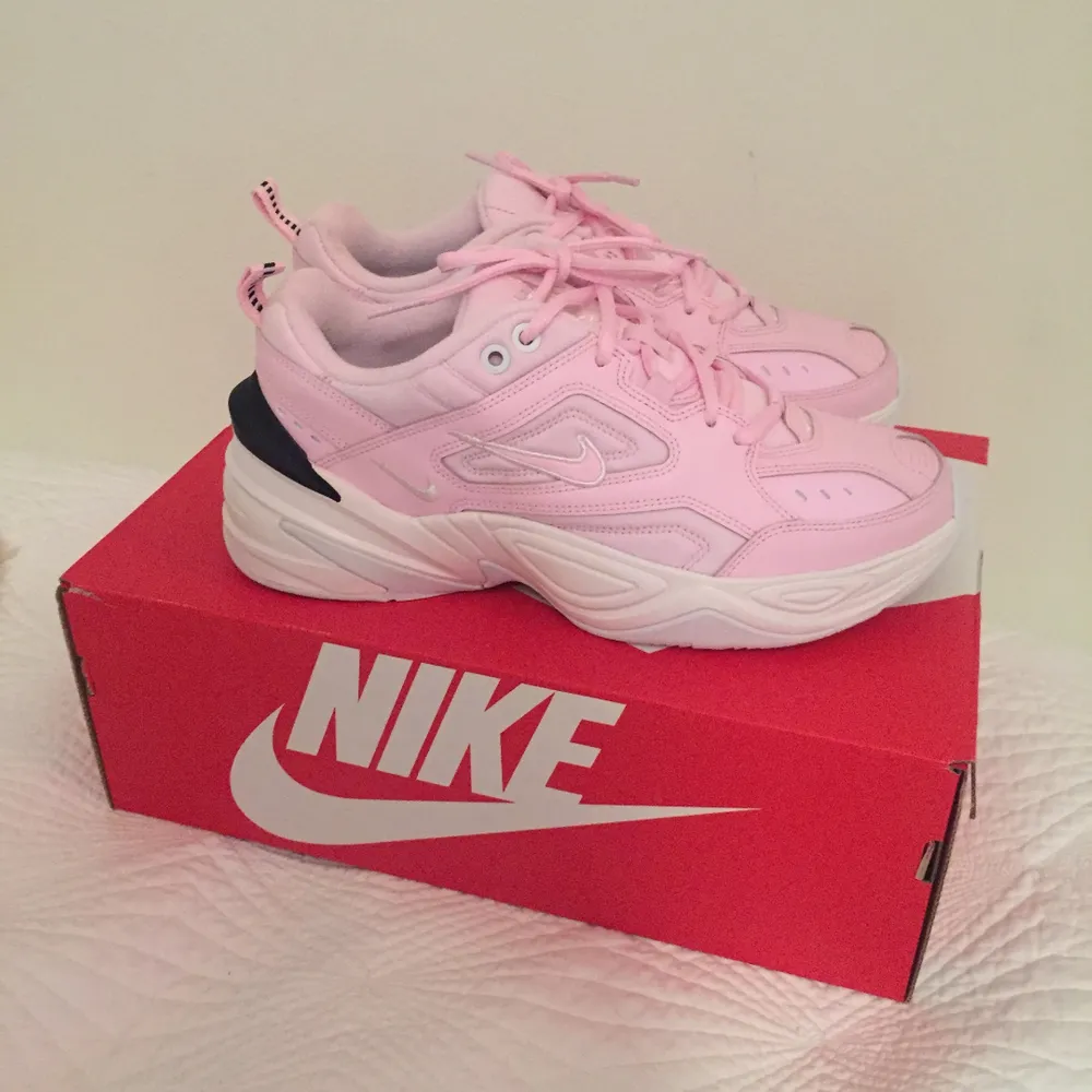  Slutsålda Nike m2k tekno sneakers i colourway pink foam. Strl EU 39  Aldrig använda. Kommer med originallåda. Skor.