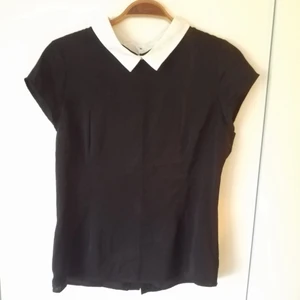  - Tunn topp med vit krage