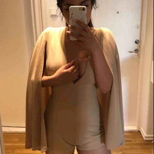  - Helt oanvänd playsuit.  Jätte bekväm playsuit kan användas för fest eller kanske en fin middag 🔥 Möts i Gbg. 