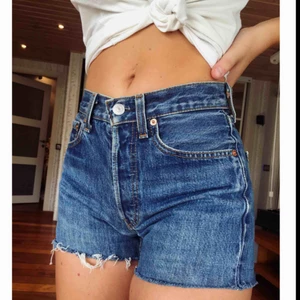 - Snygga Levi’s 501 shorts. 100% bomull, lite högre midja. Passar storlek w23, då dom är lite tighta för mig som vanligtvis brukar ha w24 på jeansshorts.   Kan mötas upp i/nära Göteborg. Kan även skickas, då tillkommer fraktkostnad.