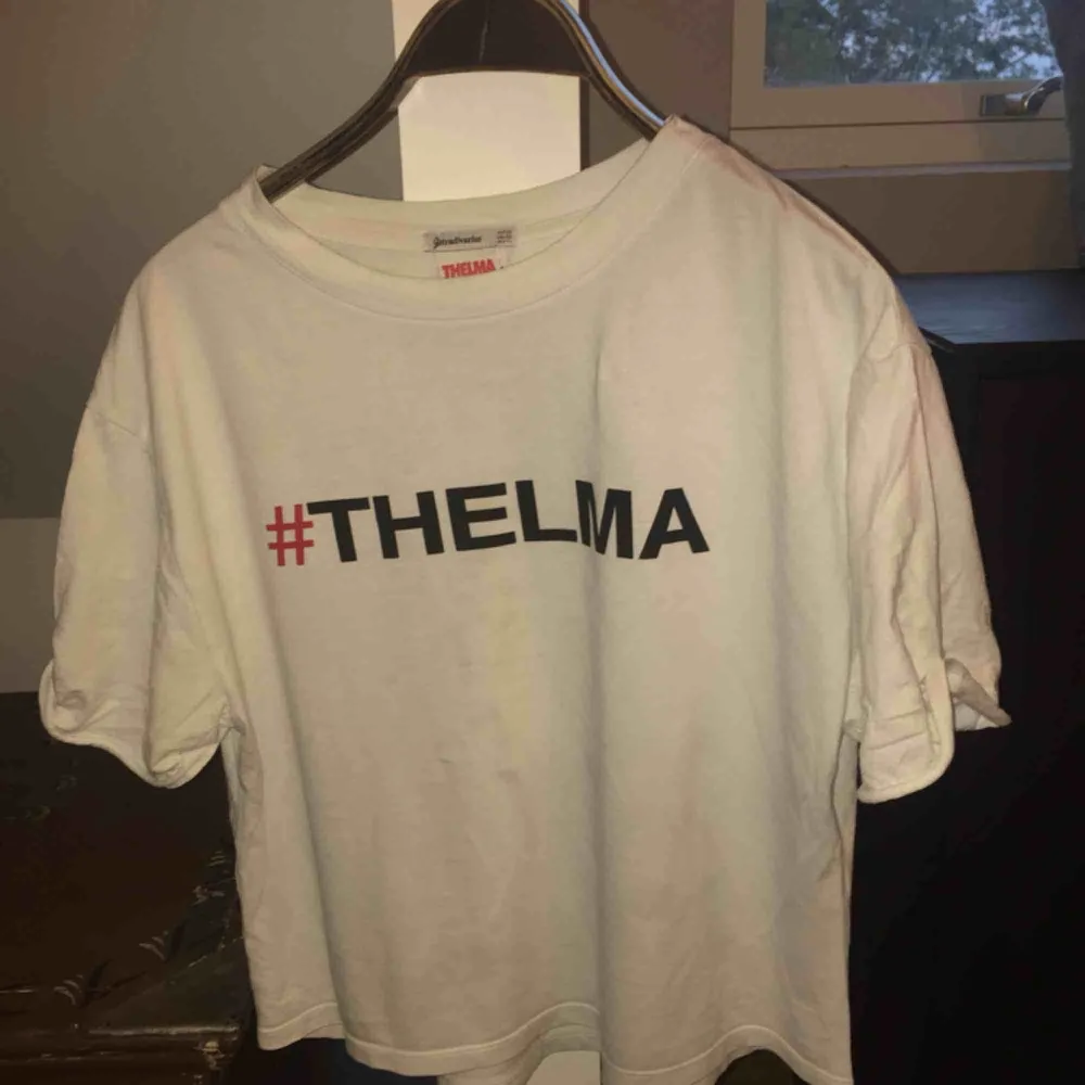 Tröja från filmen ”Thelma and Louise”. Den har storlek XS men den passar på S också. Köpt i Spanien på affären stradivarius. På baksidan står det ”Who runs the world baby”. Köparen står för frakt eller så kan jag mötas upp i Stockholm :). T-shirts.