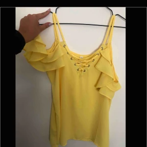  - Topp/blus från New Yorker i storlek S men passar mig M också. Skickad gratis men vill man ha fler plagg tillkommer fraktavgift :)