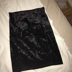  - Aldrig använd, väldigt festlig kjol med sammet material sitter tajt och original pris är 150kr ( strl s )