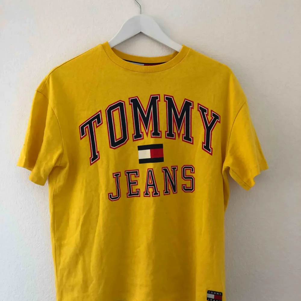 Cool Tommy jeans tisha som endast är använd fåtal gånger! . T-shirts.
