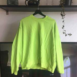 Neongrön sweatshirt från Weekday. Använd max 3 gånger.
