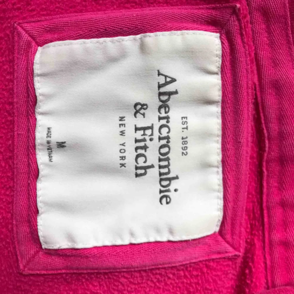 En superskön rosa kofta från Abercrombie & Fitch! Mycket fint skick.  Storleken är M, men ganska liten så skulle kunna passa S. . Hoodies.