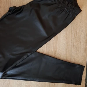  - Aldrig använt. Fake läder. Skinny leggings. Sitter tight