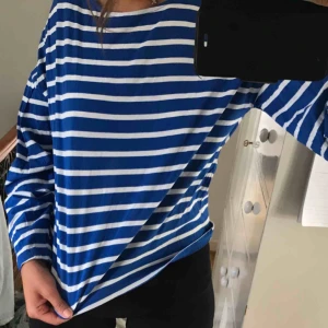  - Helt oanvänd randig tröja med väldigt skönt tunt tyg