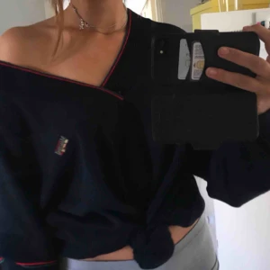  - Tröjan är uppknuten på bilden. Riktigt bra kvalite