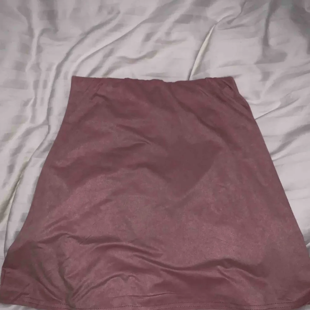 Rosa kjol i faux mocka. Super fin och skön, endast använd 1 gång. Det är en minikjol men den åker inte upp när man går eller liknande, och den är inte för kort. Färgen är som på första bilden, det är bara jag som har dåligt ljus i mitt rum 💘. Kjolar.