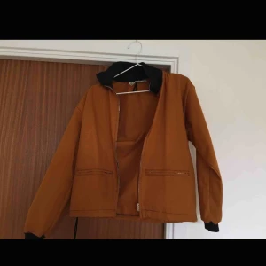  - supersnygg höst/vår/sommar jacka tunt material och kan bli till polokrage om du knäpper dragkedjan  storlek S men passar mig som är M och passar XS också 
