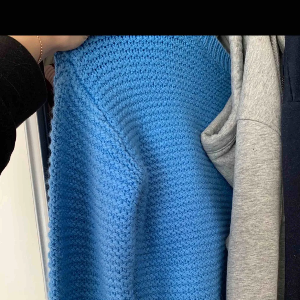 Säljer denna mysiga LJUSBLÅA stickade tröja. Första bilden är endast för att ni ska se hur den ser ut på, som ni ser är det en annan färg på den bilden men det är exakt samma modell! Oanvänd.. Stickat.