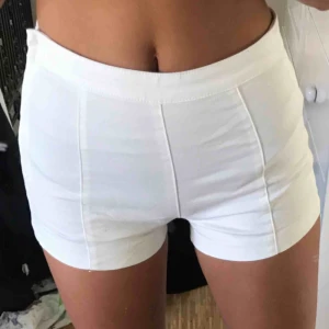  - Vita åtsittande shorts