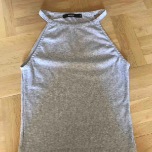  - Ett fint linne. Ribbat med ett mjukt material 