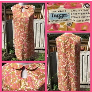  - Underbar 60-talsklänning med ceriserosa blommönster samt knapp vid kragen. Superfint skick! Ej stretch i tyget.  Rak modell. 100 cm runt stuss. Frakt ingår i priset!