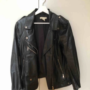  - ”Skinnjacka” (ej äkta skinn) från h&m. Storlek 36. Fint skick. Frakt tillkommer.