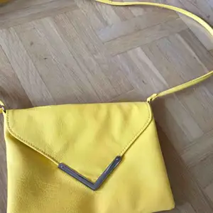 En fin gul skinnväska, med magnet. Helt oanvänd 