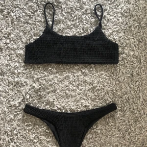  - Svart bikini med smala band från Shein. Aldrig använd, endast provad. Är storlek L men skulle säga att den passar S/M. 
