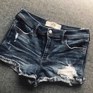  - Hollister shorts! Använda få gånger! Bra skick 50kr eller buda över! Frakt: 30kr finns att hämta i Malmö  Jag kommer att lägga upp mer kläder under 50kr Levis och Hollister bland annat! Bättre pris om du köper mer såklart!