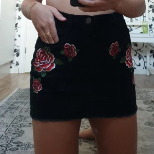  - Svart blommig cool kjol från forever 21.