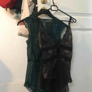  - Body, den gröna (strl 38), svarta (strl S). Använda fåtal gånger. 100kr för båda. 