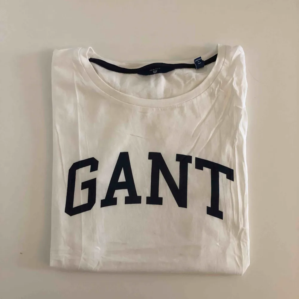 Sparsamt använd vit t-shirt från gant i storlek s🥰. T-shirts.