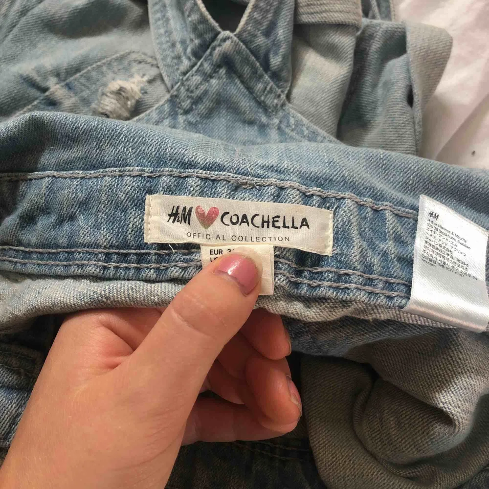 Hängsel shorts från H&M ❤️ Coachella, sparsamt använda och säljs eftersom dem inte riktigt är min stil längre 😊 . Shorts.