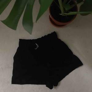 Svarta shorts från Bershka i storlek L. Storleken är väldigt liten och passar mig bra som har S! Snyggt skärp till som man kan ta av och veckad i ryggen. Frakt tillkommer på 30kr.
